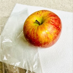 りんごをキッチンペーパーで長持ちさせる方法